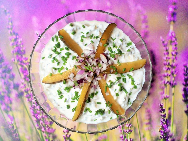 Śledzie w sosie jogurtowym z ogórkami konserwowymi