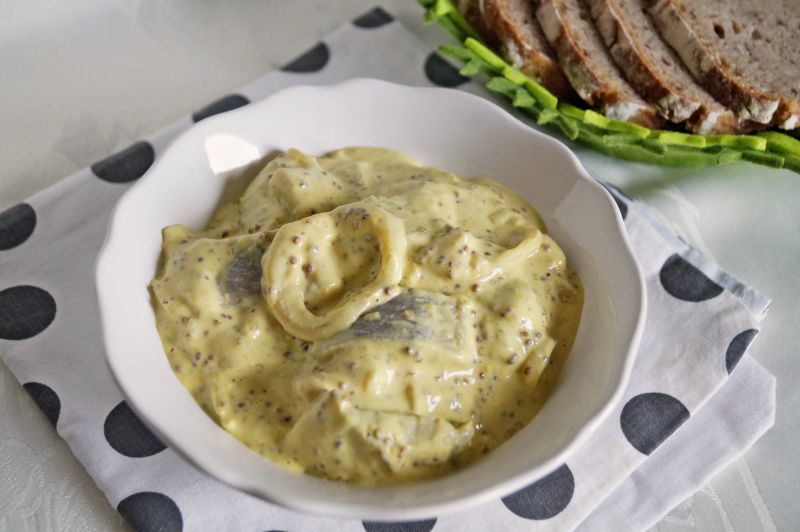 Śledzie w sosie musztardowym