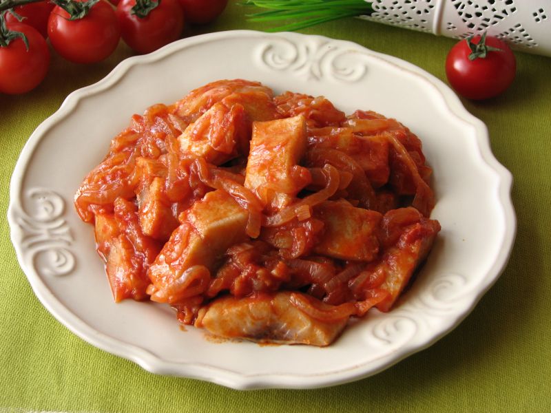 Śledzie w sosie pomidorowym 