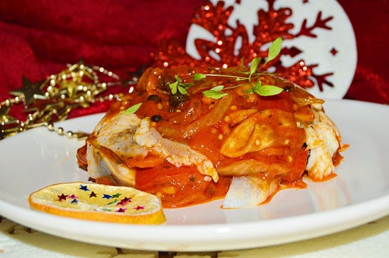 Śledzie w sosie pomidorowym z papryką i cebulą Śledzie w sosie pomidorowym z papryką i cebulą