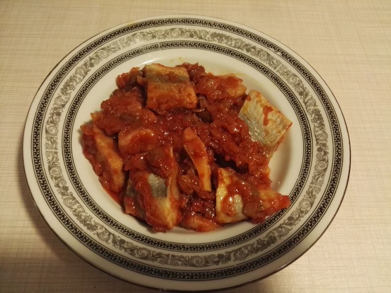 Śledzie w sosie pomidorowym z rodzynkami