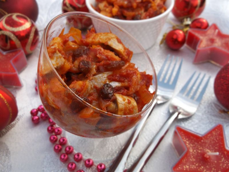 Śledzie w sosie pomiodorowo-cebulowym z rodzynkami