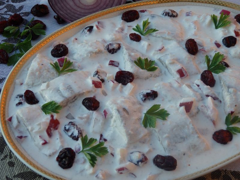 Śledzie w sosie śmietanowo-chrzanowym z żurawiną Śledzie w sosie śmietanowo-chrzanowym z żurawiną