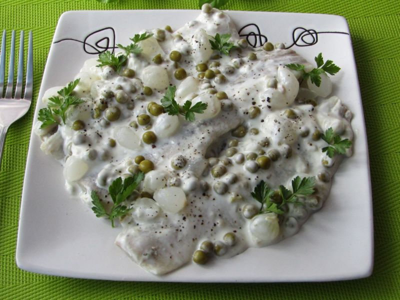 Śledzie w sosie tatarskim z groszkiem i cebulką