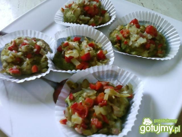 Śledzie w szpinakowym cieście z sałatką  Śledzie w szpinakowym cieście z sałatką