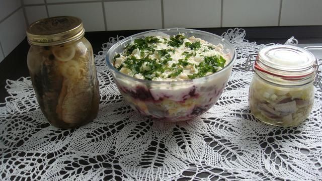 Sledzie w trzech odslonach. Sledzie w trzech odslonach.