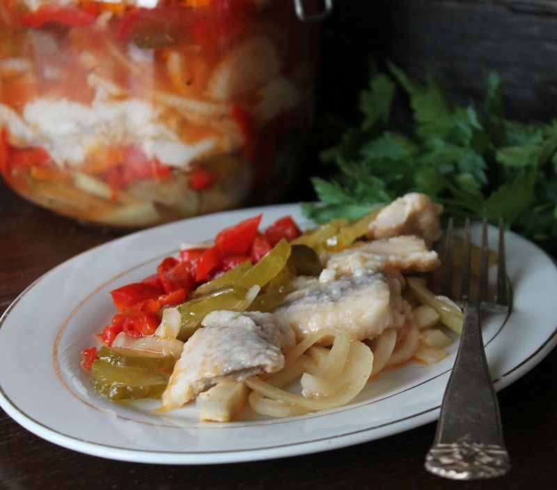 Śledzie w warzywach i pomidorowej zalewie