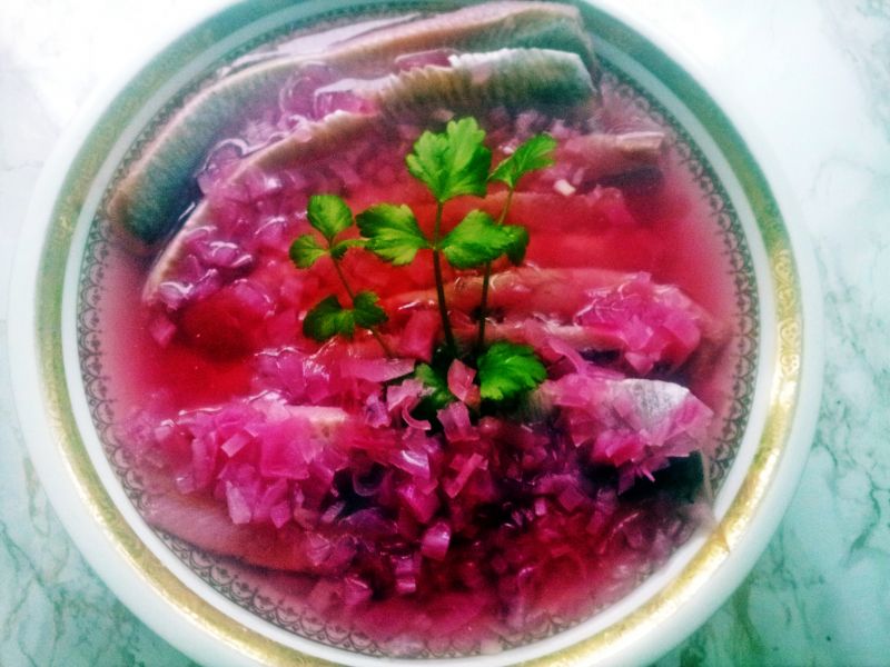 Śledzie w zalewie octowej z czerwoną cebulką