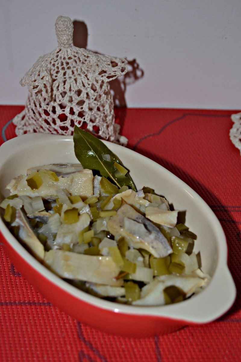 Śledzie w zalewie octowej z ogórkiem i cebulą Śledzie w zalewie octowej z ogórkiem i cebulą