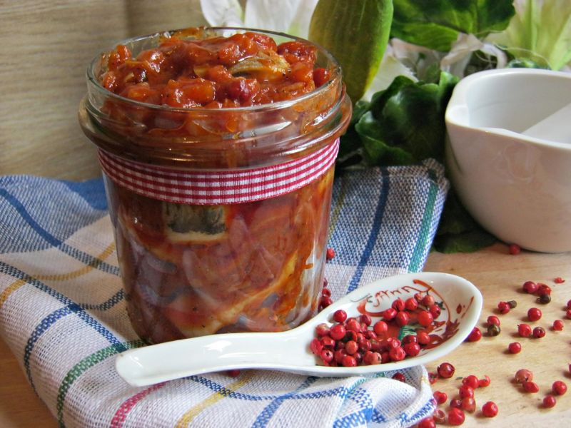 Śledzie w zalewie z cynamonem i czerwonym pieprzem