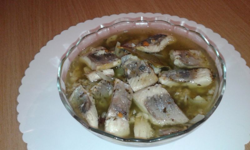 Śledzie w ziołach prowansalskich.