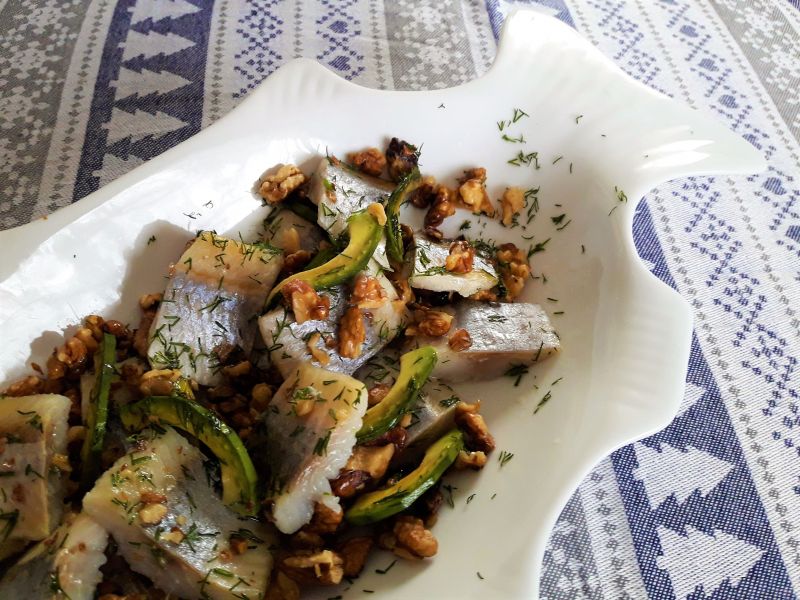 Śledzie z awokado, koperkiem i orzechami