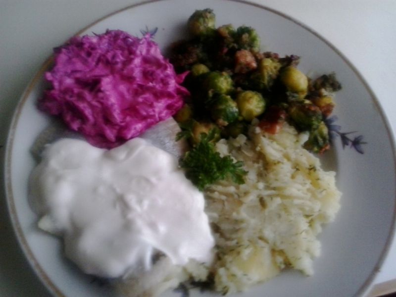 Śledzie z brukselką z buraczkami w śmietanie 