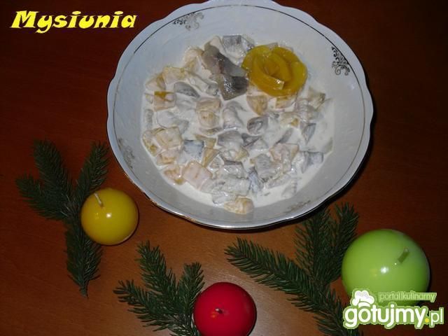 Śledzie z brzoskwiniami w sosie czosnkow