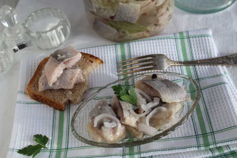 Śledzie z cebulą i kolorowym pieprzem