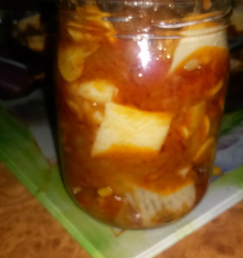 Śledzie z cebulą i pieczarkami 