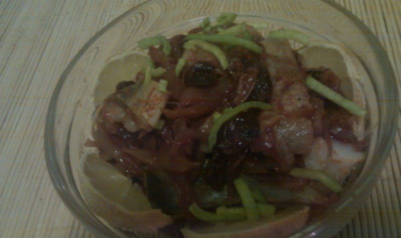 Śledzie z cebulą i rodzynkami