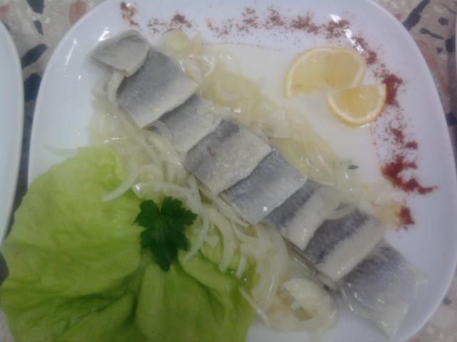 Śledzie z cebulą w oleju roślinnym Śledzie z cebulą w oleju roślinnym