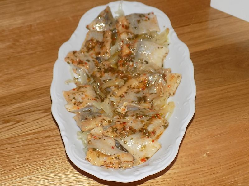 Śledzie z cebulką i płatkami chilli Śledzie z cebulką i płatkami chilli