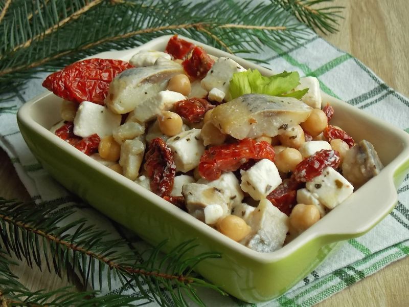 Śledzie z cieciorką, suszonymi pomidorami i fetą