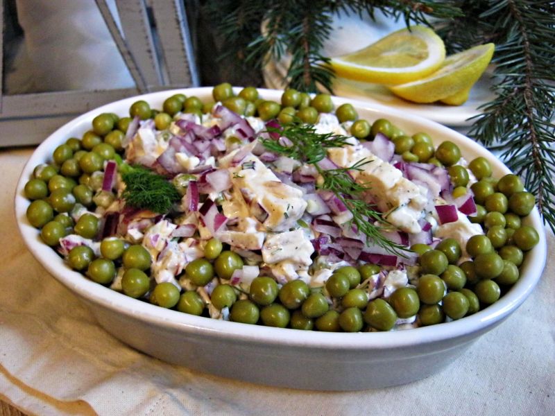 Śledzie z czerwoną cebulą i groszkiem