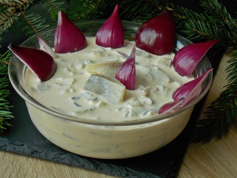 Śledzie z czerwoną cebulą w sosie jajecznym Śledzie z czerwoną cebulą w sosie jajecznym