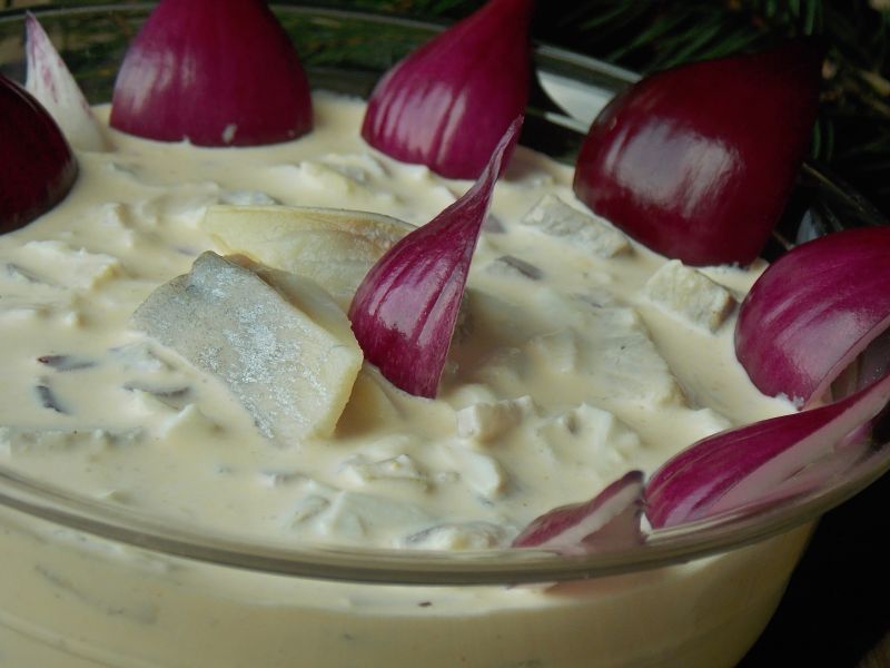 Śledzie z czerwoną cebulą w sosie jajecznym Śledzie z czerwoną cebulą w sosie jajecznym