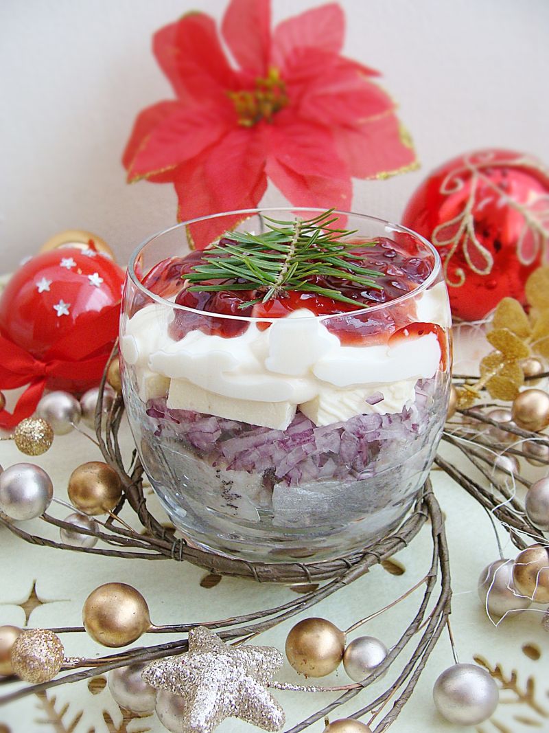 Śledzie  z fetą pod chrzanową pierzynką z żurawiną