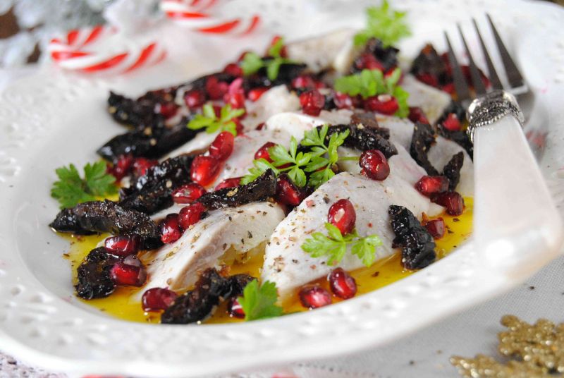 Śledzie z granatem i wędzoną śliwką