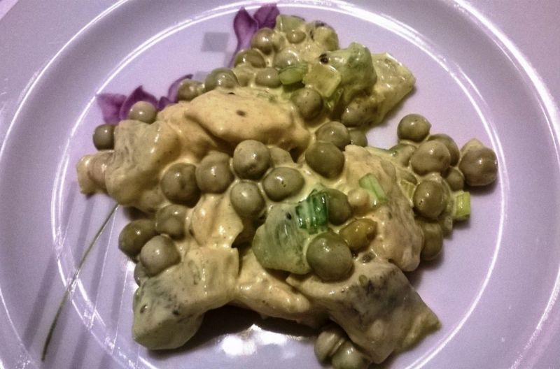 Śledzie z groszkiem i kiwi