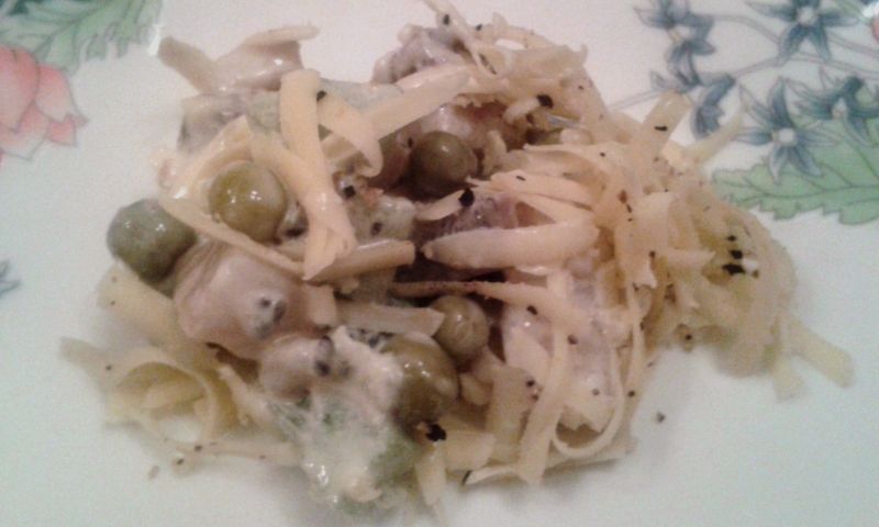 Śledzie z groszkiem i żółtym serem 