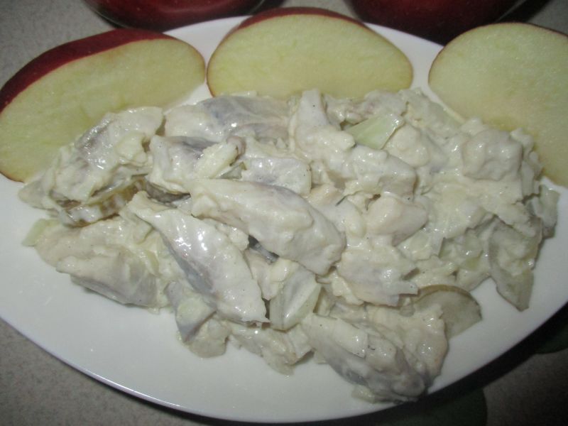 Śledzie z jabłkiem i cebulą