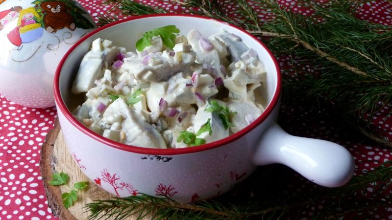 Śledzie z jajkiem i ogórkami w śmietanie Śledzie z jajkiem i ogórkami w śmietanie