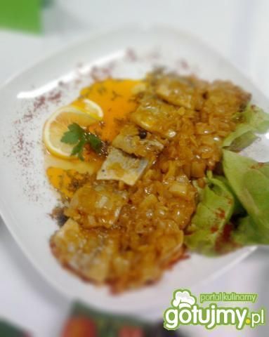 Śledzie z koncentratem pomidorowym 