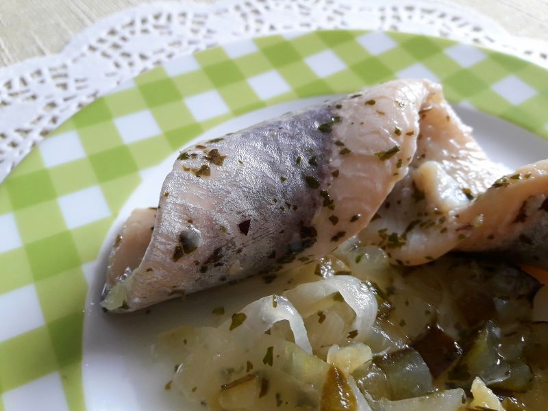 Śledzie z korniszonem i czosnkiem niedźwiedzim Śledzie z korniszonem i czosnkiem niedźwiedzim