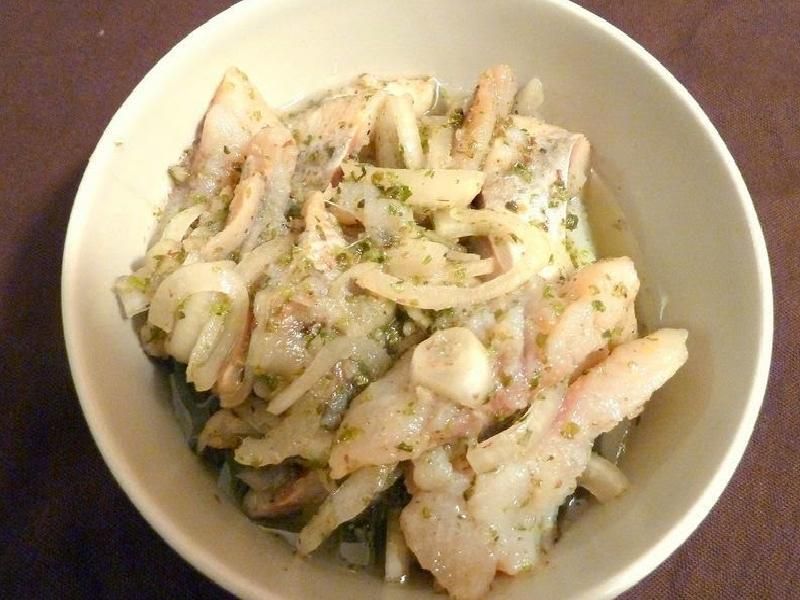 Śledzie z majerankiem, czosnkiem i cebulą