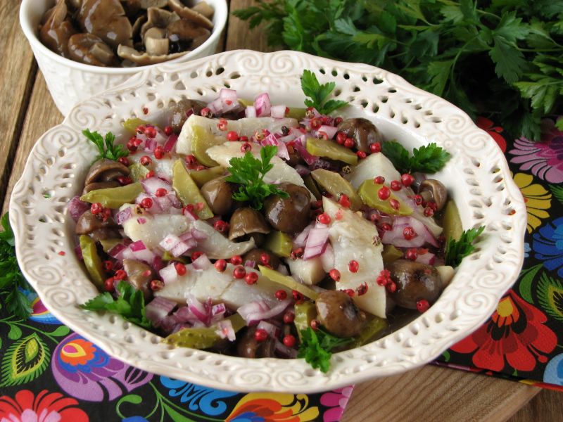 Śledzie z marynowanymi opieńkami Śledzie z marynowanymi opieńkami