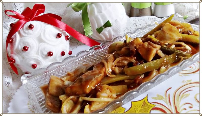 Śledzie z ogórkiem i suszonymi pomidorami Śledzie z ogórkiem i suszonymi pomidorami