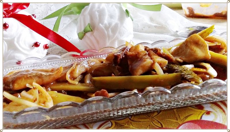 Śledzie z ogórkiem i suszonymi pomidorami Śledzie z ogórkiem i suszonymi pomidorami