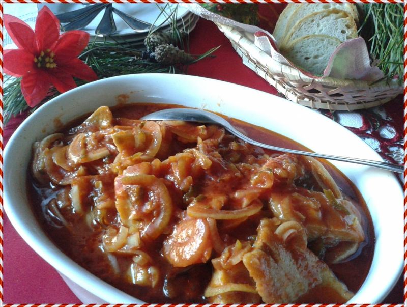 Śledzie z ogórkiem w salsie pomidorowej