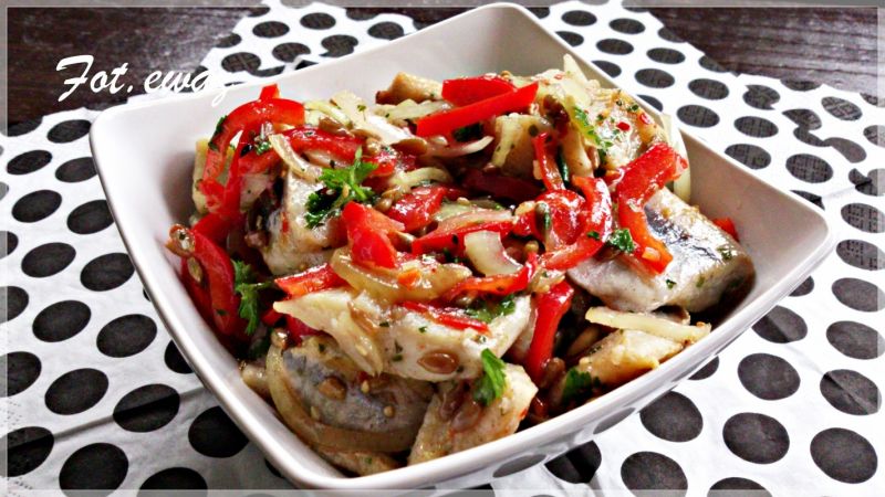 Śledzie z papryką cebulą i ziarnami 