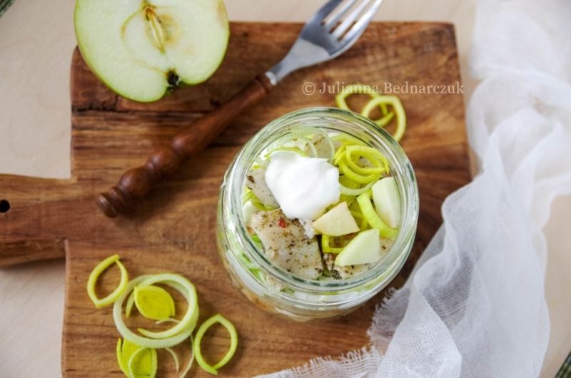 Śledzie z porem i jabłkiem w śmietanie  Śledzie z porem i jabłkiem w śmietanie