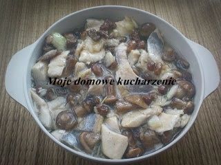 Śledzie z rodzynkami i grzybkami