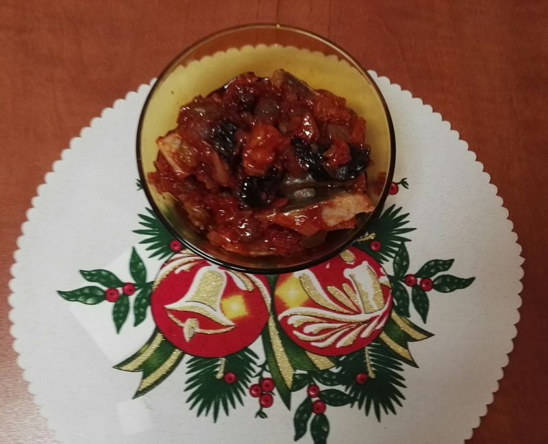 Śledzie z rodzynkami i suszonymi śliwkami