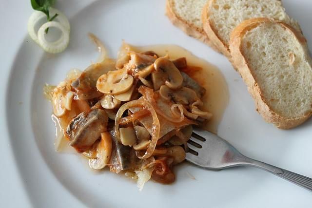 Śledzie z sosem pieczarkowym
