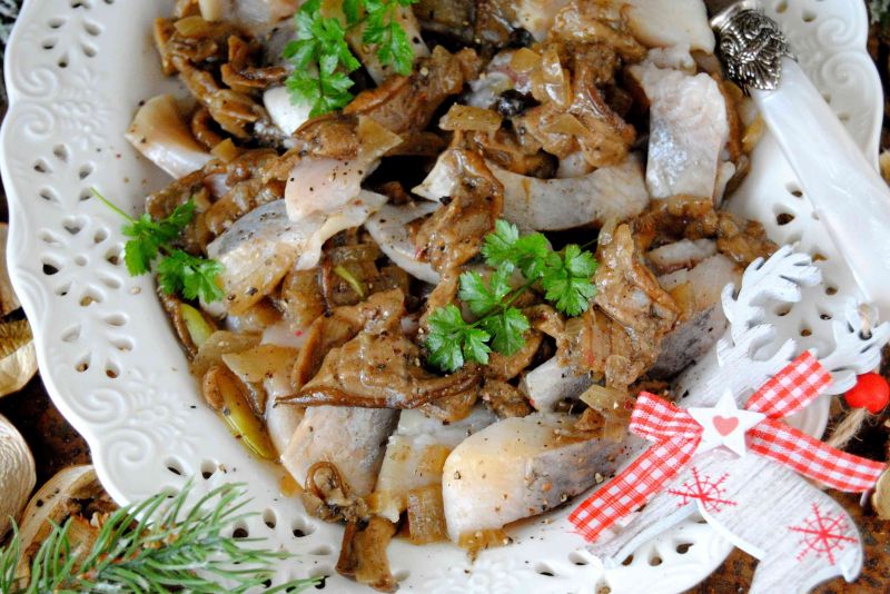 Śledzie z suszonymi grzybami