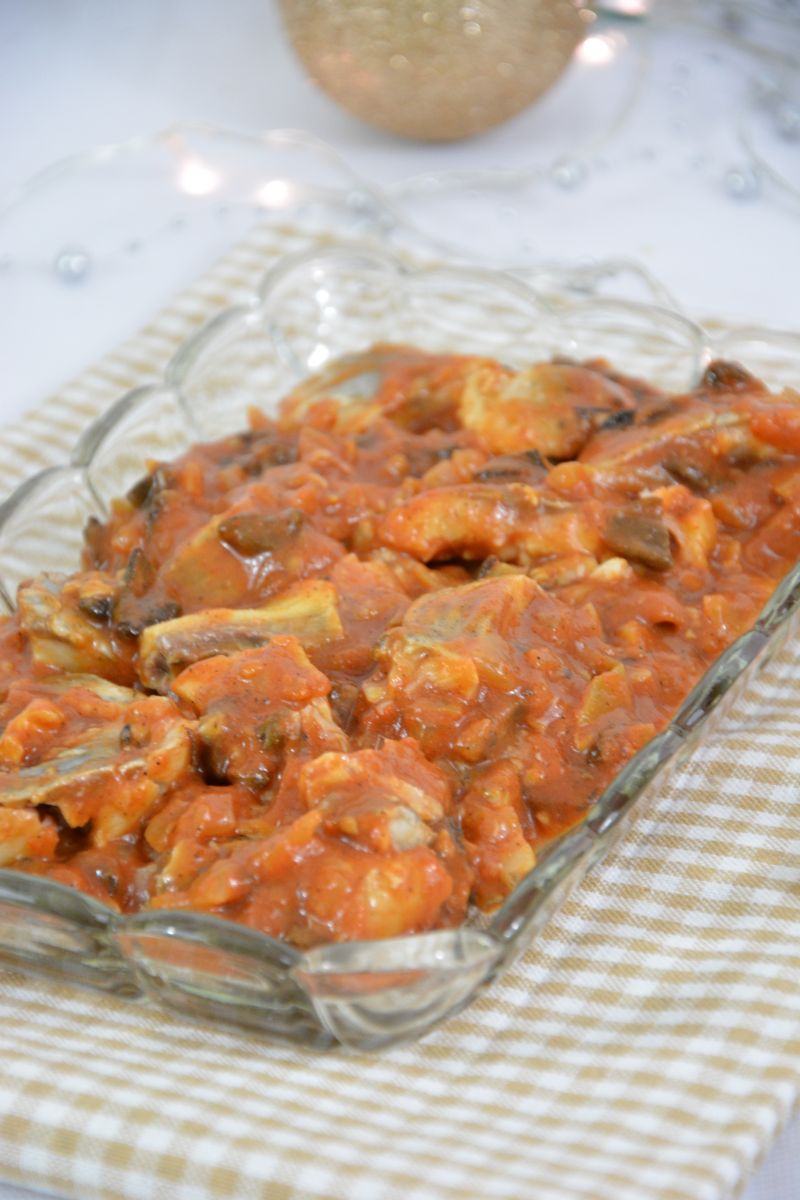 Śledzie z suszonymi grzybami w pomidorach