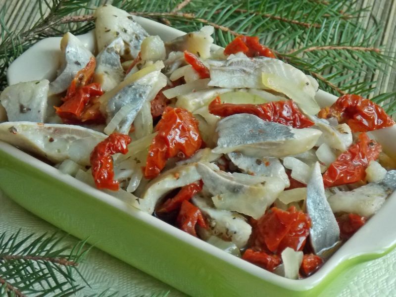 Śledzie z suszonymi pomidorami Śledzie z suszonymi pomidorami