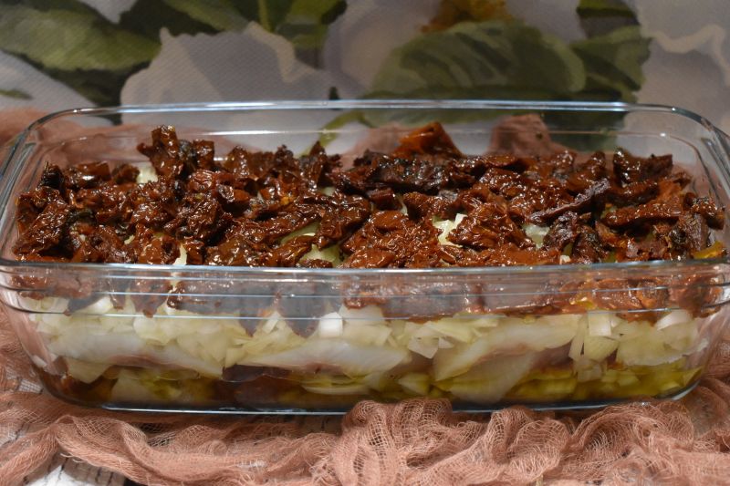 Śledzie z suszonymi pomidorami.