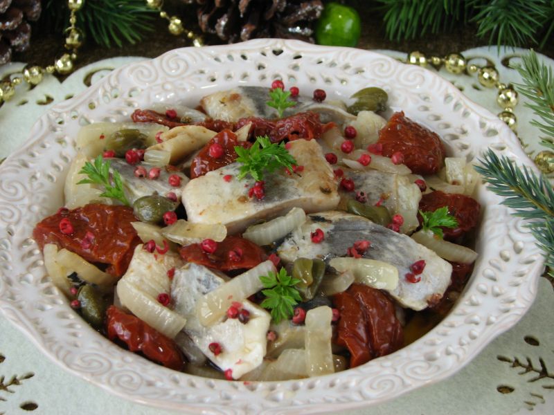 Śledzie z suszonymi pomidorami i kaparami